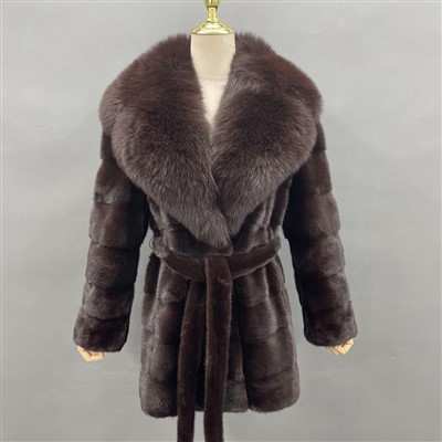 ফক্স কলার সঙ্গে মিঙ্ক কোট